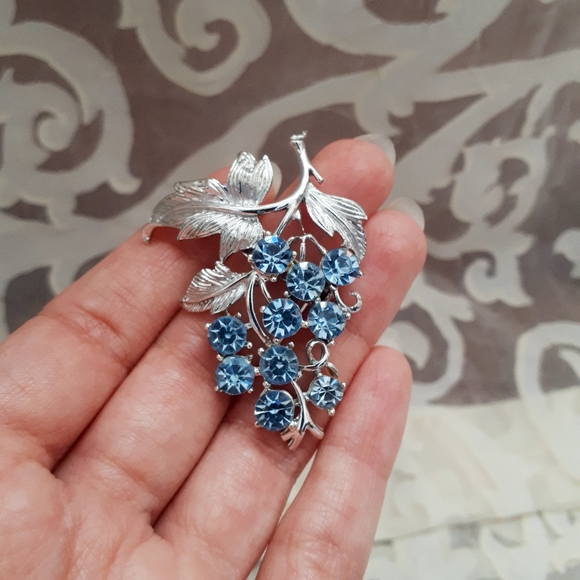 Vintage Lisner grape cluster pin brooch - Picture 7 of 10
